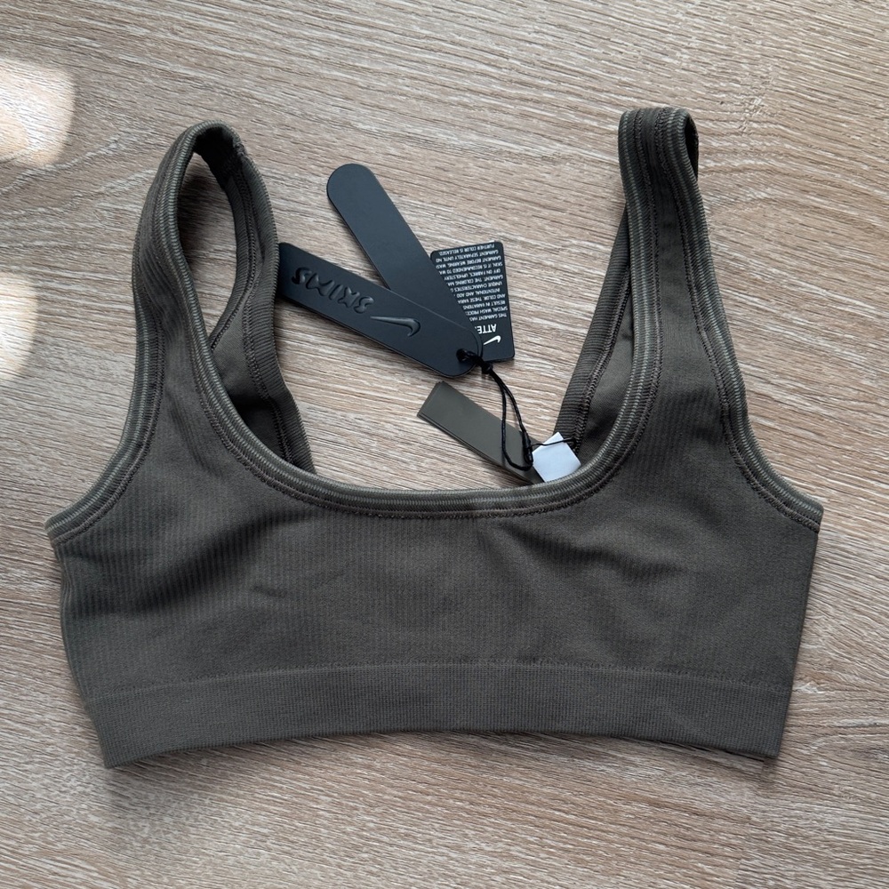 NIKESKIMS RIBBED SEAMLESS MICRO SCOOP BRA DUSTY OAKMOSS - Picture 6 of 6
